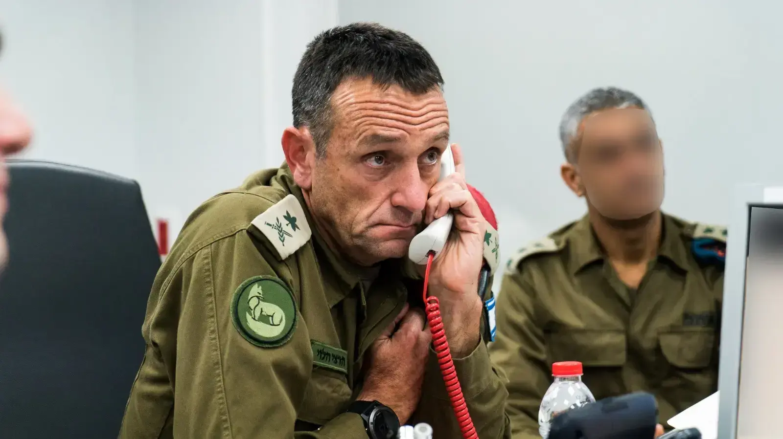 מפקד פיקוד דרום, אלוף הרצי הלוי בחדר המצב והשליטה של פיקוד הדרום במהלך התקיפה בעזה , 11 בנובמבר 2019 מפקד פיקוד דרום, אלוף הרצי הלוי בחדר המצב והשליטה של פיקוד הדרום במהלך התקיפה בעזה , 11 בנובמבר 2019