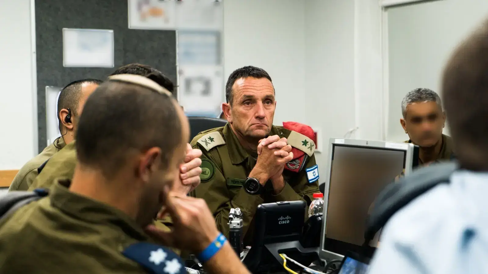 מפקד פיקוד דרום, אלוף הרצי הלוי בחדר המצב והשליטה של פיקוד הדרום במהלך התקיפה בעזה , 11 בנובמבר 2019 מפקד פיקוד דרום, אלוף הרצי הלוי בחדר המצב והשליטה של פיקוד הדרום במהלך התקיפה בעזה , 11 בנובמבר 2019