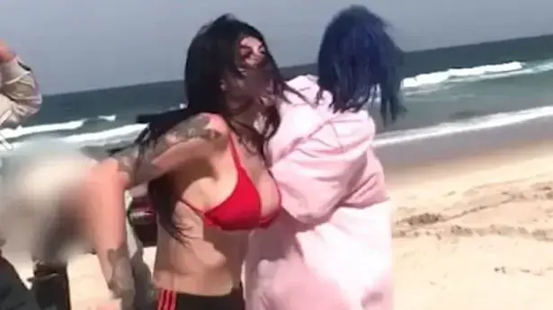 צעירה בביקיני מתעמתת עם שומרים