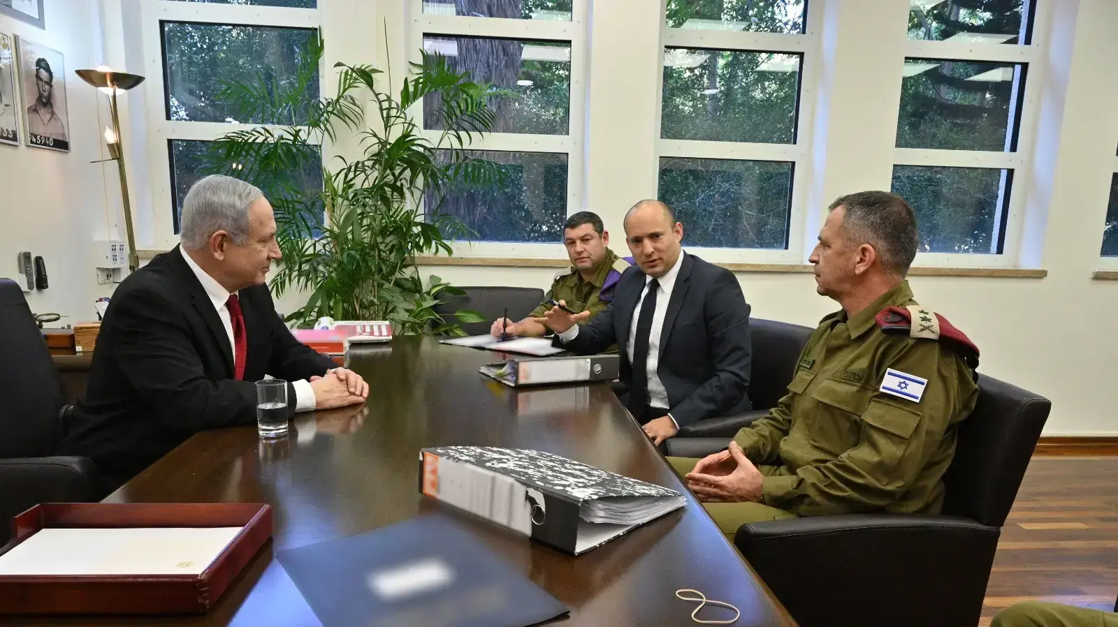 העברת תפקיד שר הבטחון בין ראש הממשלה ושר הביטחון היוצא, בנימין נתניהו, לשר הביטחון הנכנס, נפתלי בנט, בהשתתפות הרמטכ״ל, רא״ל אביב כוכבי. 12 בנובמבר 2019 העברת תפקיד שר הבטחון בין ראש הממשלה ושר הביטחון היוצא, בנימין נתניהו, לשר הביטחון הנכנס, נפתלי בנט, בהשתתפות הרמטכ״ל, רא״ל אביב כוכבי. 12 בנובמבר 2019