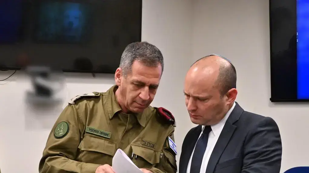 העברת תפקיד שר הבטחון בין ראש הממשלה ושר הביטחון היוצא, בנימין נתניהו, לשר הביטחון הנכנס, נפתלי בנט, בהשתתפות הרמטכ״ל, רא״ל אביב כוכבי. 12 בנובמבר 2019 העברת תפקיד שר הבטחון בין ראש הממשלה ושר הביטחון היוצא, בנימין נתניהו, לשר הביטחון הנכנס, נפתלי בנט, בהשתתפות הרמטכ״ל, רא״ל אביב כוכבי. 12 בנובמבר 2019