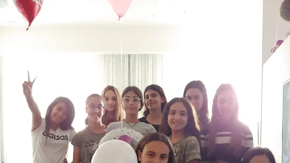 חברותיה של מיקה מצא באו לשמח אותה אחרי שבת המצווה שלה בוטלה עקב ההסלמה הביטחונית חברותיה של מיקה מצא באו לשמח אותה אחרי שבת המצווה שלה בוטלה עקב ההסלמה הביטחונית