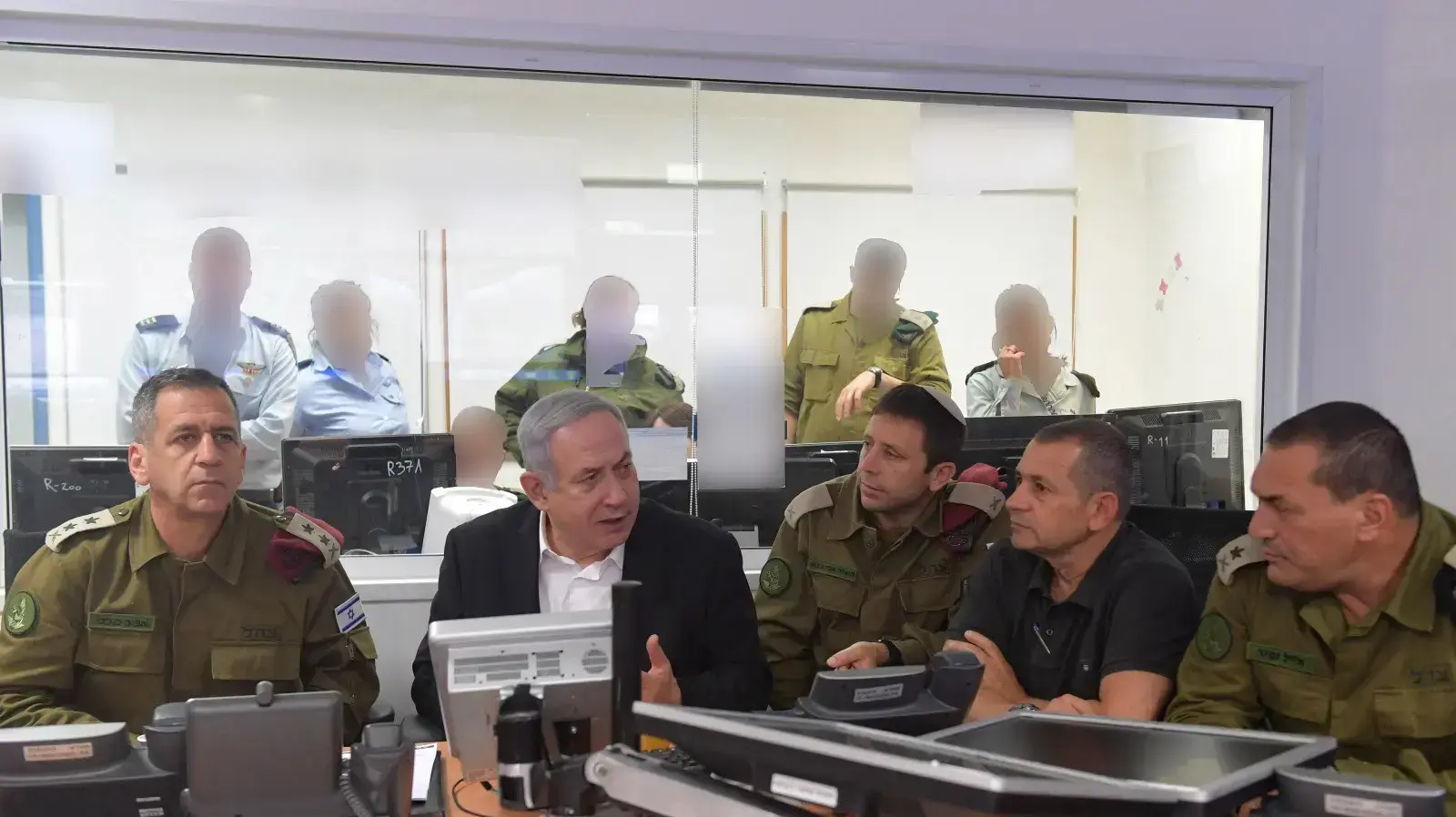 ראש הממשלה בנימין נתניהו, הרמטכ"ל, ר' השב"כ, ר' המל"ל ובכירי צה"ל, בשעות הלילה המאוחרות בחדר המלחמה בבסיס מטכ״ל.
ראש הממשלה בנימין נתניהו, הרמטכ"ל, ר' השב"כ, ר' המל"ל ובכירי צה"ל, בשעות הלילה המאוחרות בחדר המלחמה בבסיס מטכ״ל.