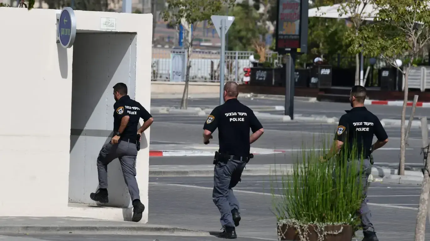שוטרים תופסים מכסה במהלך אזעקה בשדרות 13 בנובמבר 2019 שוטרים תופסים מכסה במהלך אזעקה בשדרות 13 בנובמבר 2019