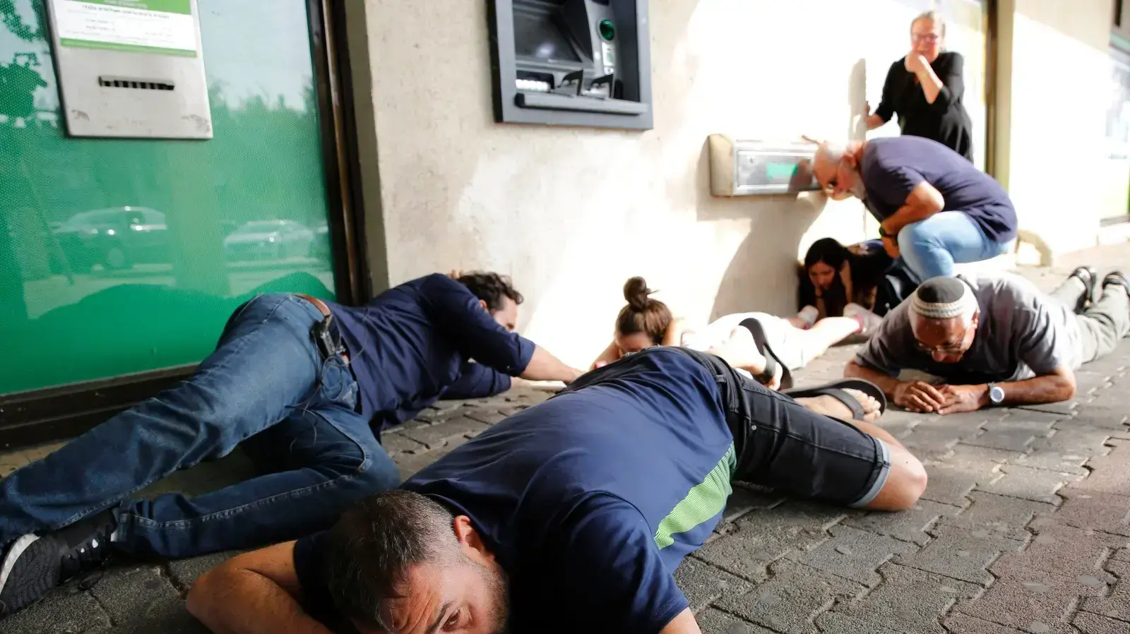 תושבים בעיר אשקלון תופסית מחסה בזמן אזעקה מפני ירי רקטות מרצועת עזה, 13 בנובמבר 2019 תושבים בעיר אשקלון תופסית מחסה בזמן אזעקה מפני ירי רקטות מרצועת עזה, 13 בנובמבר 2019
