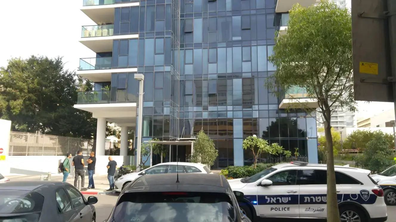 כוחות משטרה מחוץ לביתו של העבריין בן כהן 13 בנובמבר 2019 כוחות משטרה מחוץ לביתו של העבריין בן כהן 13 בנובמבר 2019