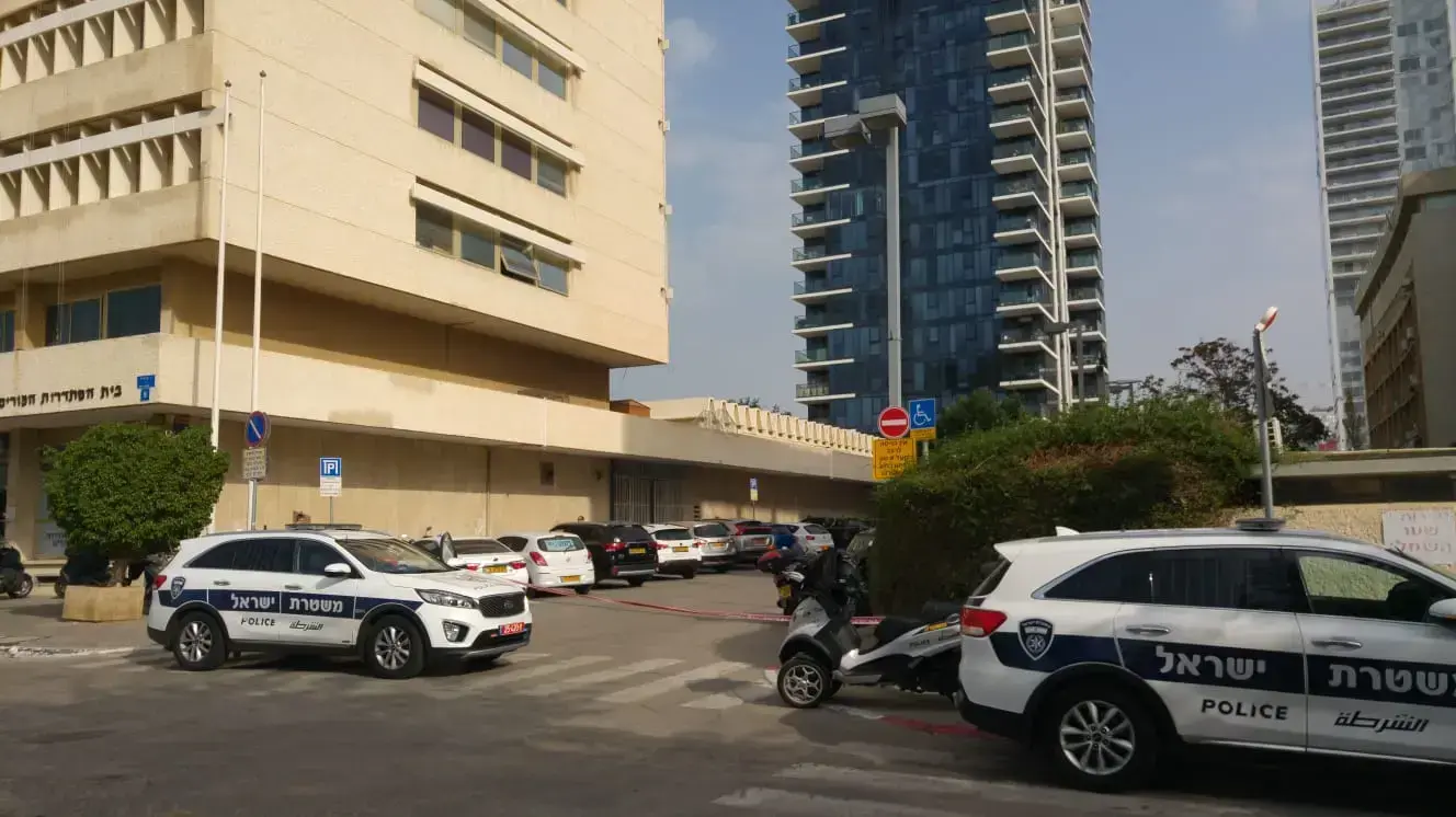 כוחות משטרה מחוץ לביתו של העבריין בן כהן 13 בנובמבר 2019 כוחות משטרה מחוץ לביתו של העבריין בן כהן 13 בנובמבר 2019