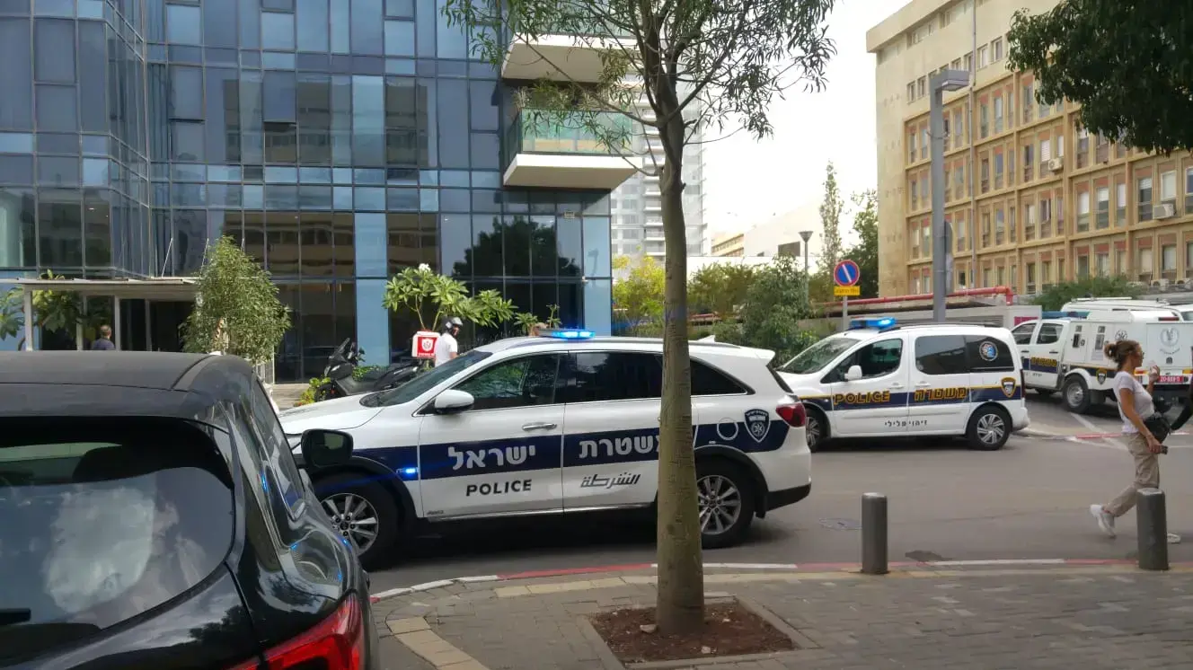 כוחות משטרה מחוץ לביתו של העבריין בן כהן 13 בנובמבר 2019 כוחות משטרה מחוץ לביתו של העבריין בן כהן 13 בנובמבר 2019