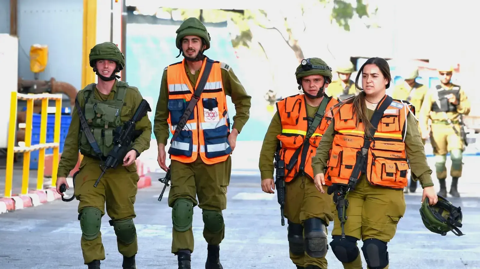 כוחות פיקוד העורף בזירת פגיעת הרקטה בחצר מפעל בשדרות 13 בנובמבר 2019 כוחות פיקוד העורף בזירת פגיעת הרקטה בחצר מפעל בשדרות 13 בנובמבר 2019
