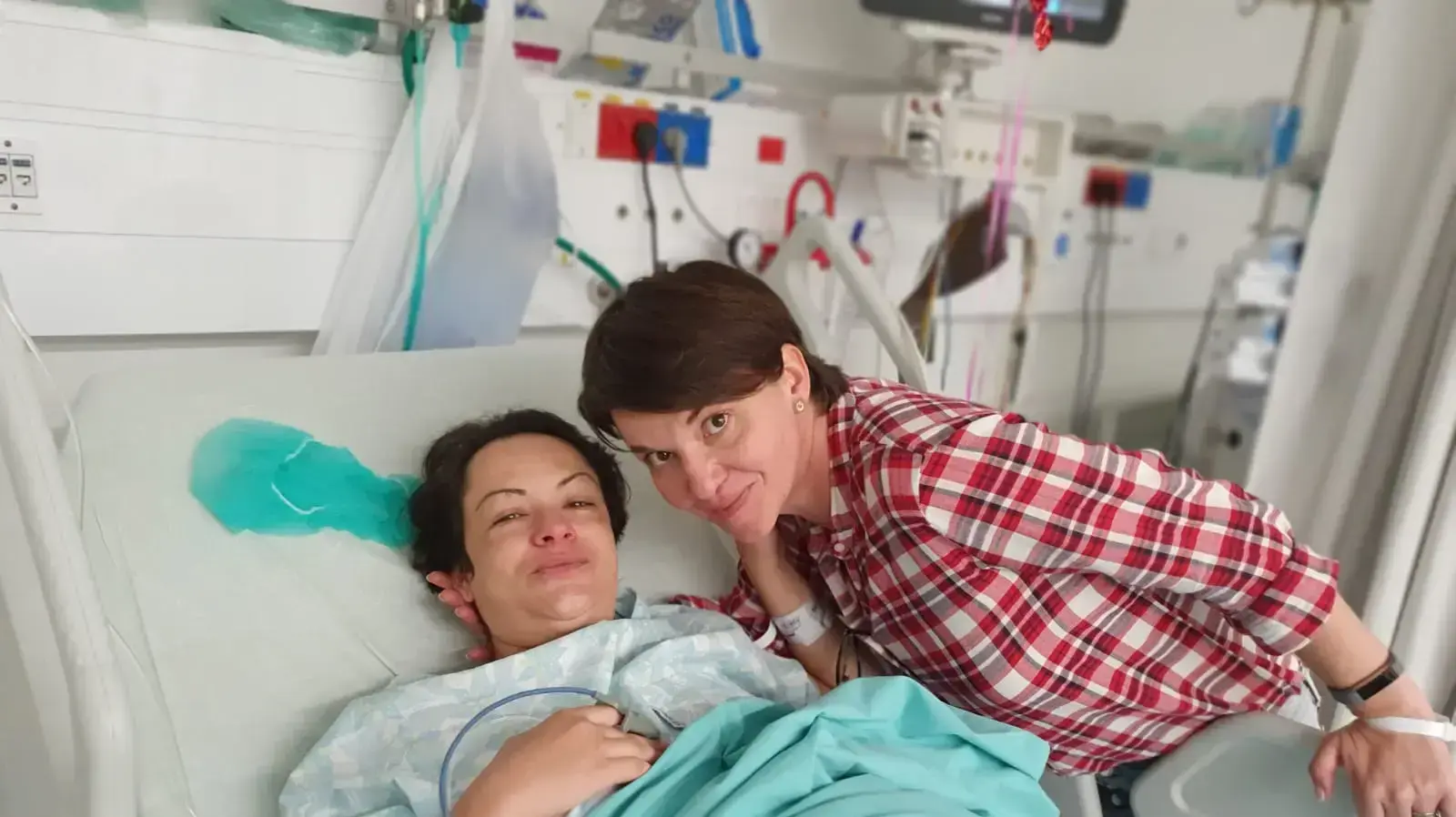 ורוניקה בייזמן־זלדין ובת זוגה נטלי, ילדה בבי"ח אסותא באשדוד בזמן הלחימה, 13 בנובמבר 2019 ורוניקה בייזמן־זלדין ובת זוגה נטלי, ילדה בבי"ח אסותא באשדוד בזמן הלחימה, 13 בנובמבר 2019