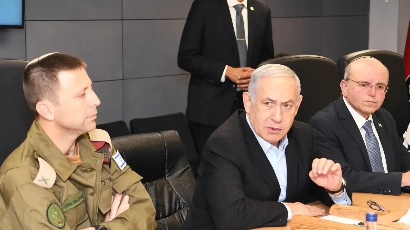 ראש הממשלה בנימין נתניהו קיים דיונים ביטחוניים עם שר הביטחון, הרמטכ״ל, ראש השב״כ, ראש המל״ל ובכירי מערכת הביטחון במפקדת פיקוד הדרום., 13 בנובמבר 2019
