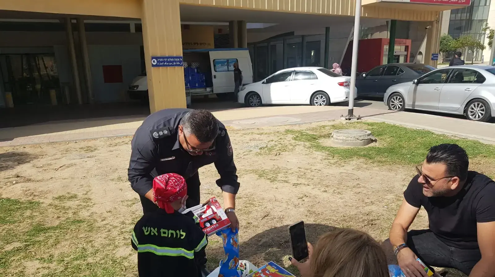 מחווה של כבאים שהגיעו לביהח סורוקה כדי לשמח ילד חולה סרטן שמעריץ כבאים ואינו יכול לצאת מבית החולים למרות מצב הכוננות, 13 בנובמבר 2019 מחווה של כבאים שהגיעו לביהח סורוקה כדי לשמח ילד חולה סרטן שמעריץ כבאים ואינו יכול לצאת מבית החולים למרות מצב הכוננות, 13 בנובמבר 2019