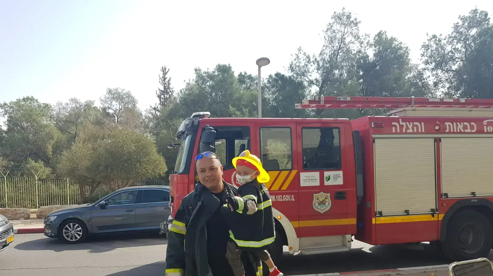 מחווה של כבאים שהגיעו לביהח סורוקה כדי לשמח ילד חולה סרטן שמעריץ כבאים ואינו יכול לצאת מבית החולים למרות מצב הכוננות, 13 בנובמבר 2019