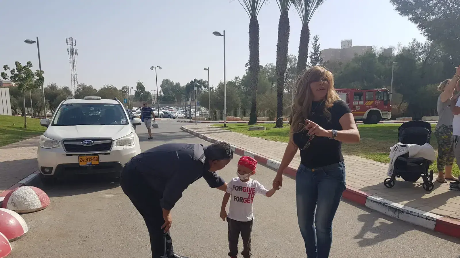 מחווה של כבאים שהגיעו לביהח סורוקה כדי לשמח ילד חולה סרטן שמעריץ כבאים ואינו יכול לצאת מבית החולים למרות מצב הכוננות, 13 בנובמבר 2019 מחווה של כבאים שהגיעו לביהח סורוקה כדי לשמח ילד חולה סרטן שמעריץ כבאים ואינו יכול לצאת מבית החולים למרות מצב הכוננות, 13 בנובמבר 2019