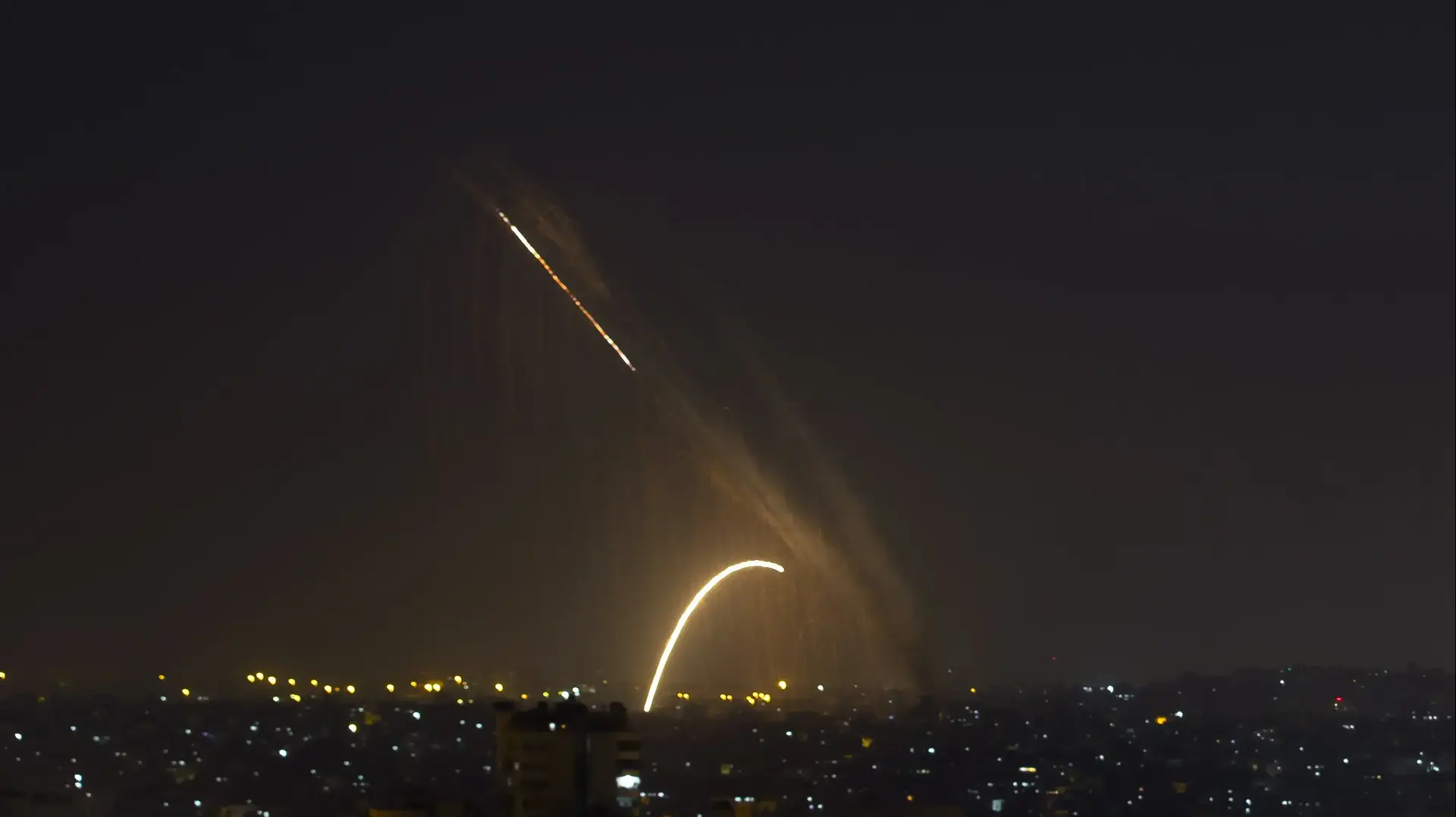 שובל של רקטות שנורו מרצועת עזה לשטח ישראל, 13 בנובמבר 2019 שובל של רקטות שנורו מרצועת עזה לשטח ישראל, 13 בנובמבר 2019