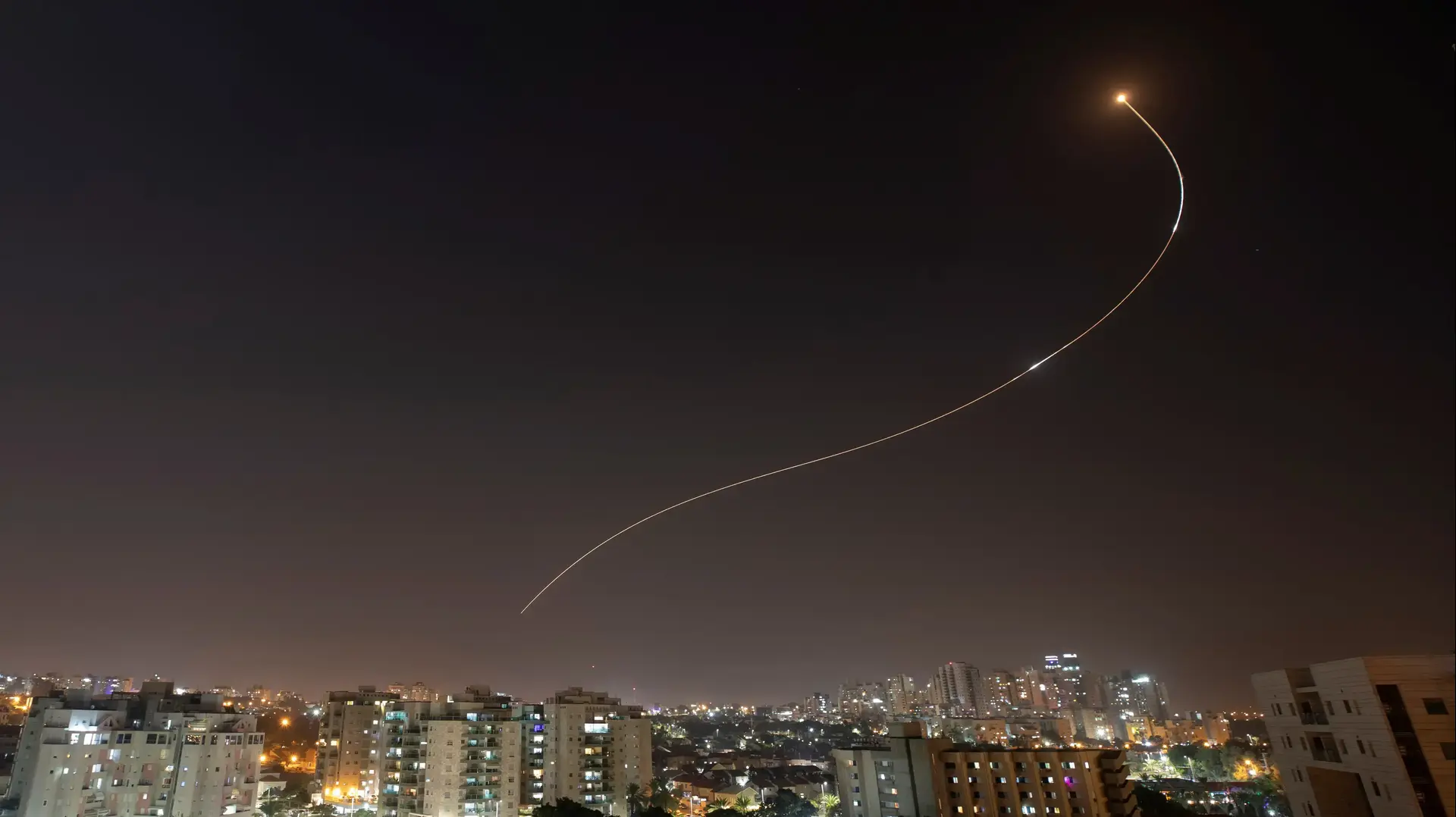 כיפת ברזל מיירטת רקטות שנורו מרצועת עזה מעל שמי אשקלון ב-13 בנובמבר 2019