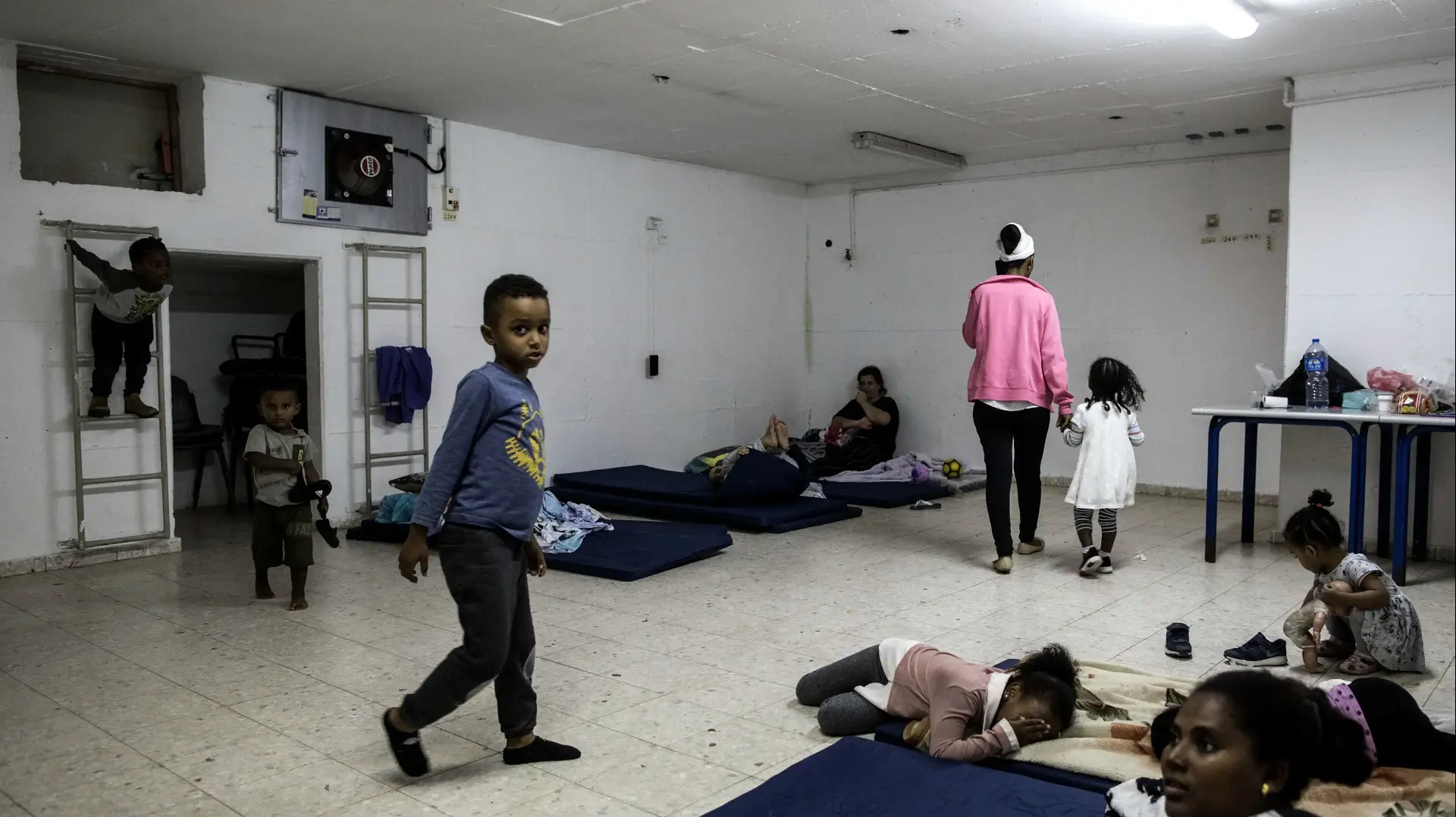 משפחה מאשקלון באחד מהמקלטים בעיר ברקע אזעקת צבע אדום 13 בספטמבר 2019 משפחה מאשקלון באחד מהמקלטים בעיר ברקע אזעקת צבע אדום 13 בספטמבר 2019