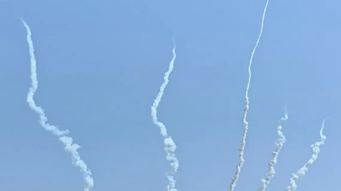 שובלי עשן במהלך שיגור רקטה מעזה 14 בנובמר 2019