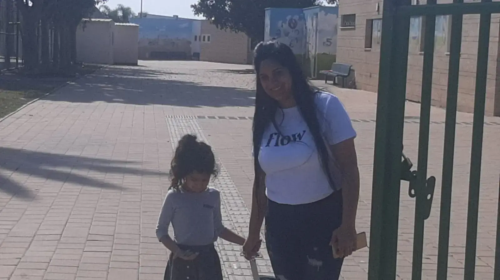 מעיין אביגל אם מבוהלת מנתיבות לוקחת את בתה מאחד בתי הספר בעיר 14 בנובמבר 2019 מעיין אביגל אם מבוהלת מנתיבות לוקחת את בתה מאחד בתי הספר בעיר 14 בנובמבר 2019
