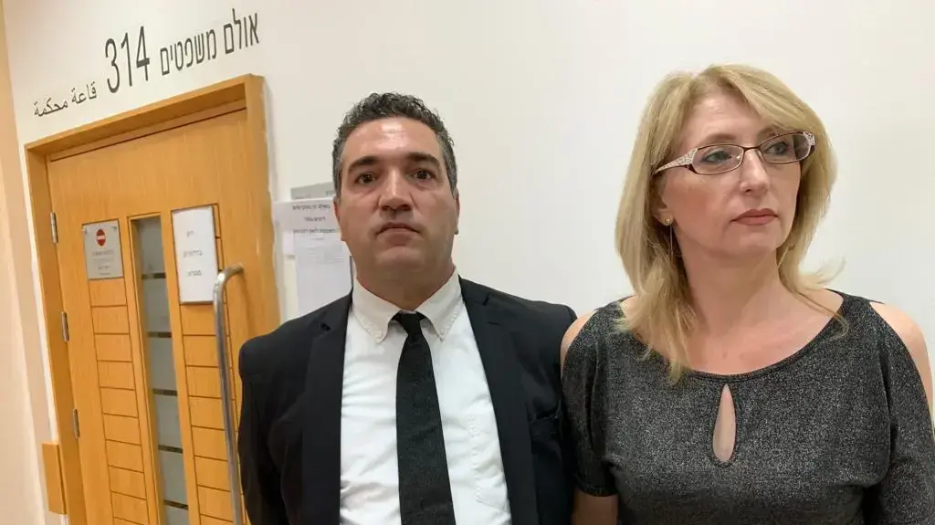 עו״ד רועי קרן עם ילנה טל, אמו של מקסים טל המגיעה לכל הדיונים בעניינו. עו״ד רועי קרן עם ילנה טל, אמו של מקסים טל המגיעה לכל הדיונים בעניינו.
