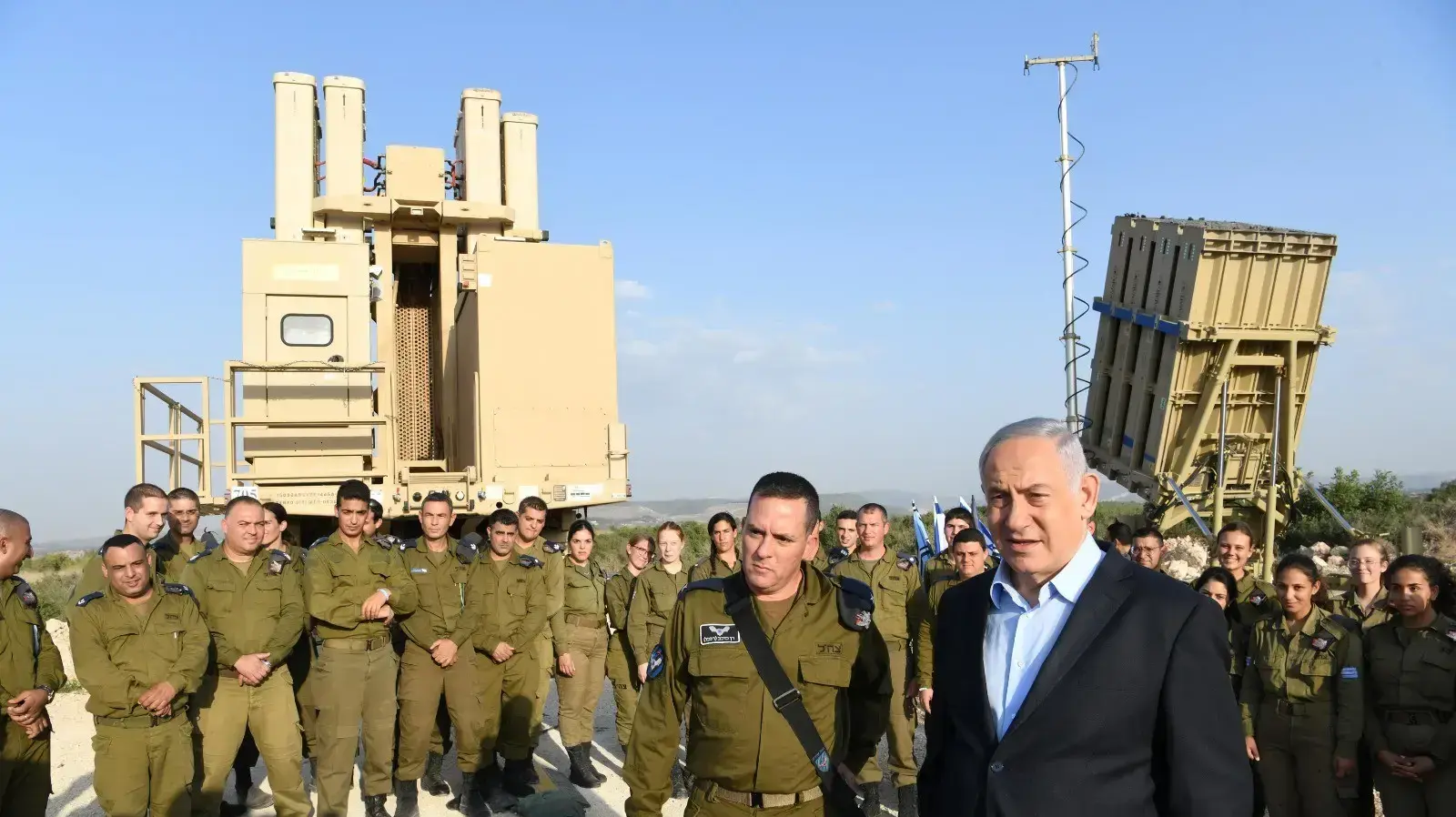 ראש הממשלה בנימין נתניהו קיים סיור ביטחוני במרכז ניהול יירוטים ובסוללת כיפת ברזל.
ראש הממשלה בנימין נתניהו קיים סיור ביטחוני במרכז ניהול יירוטים ובסוללת כיפת ברזל.
