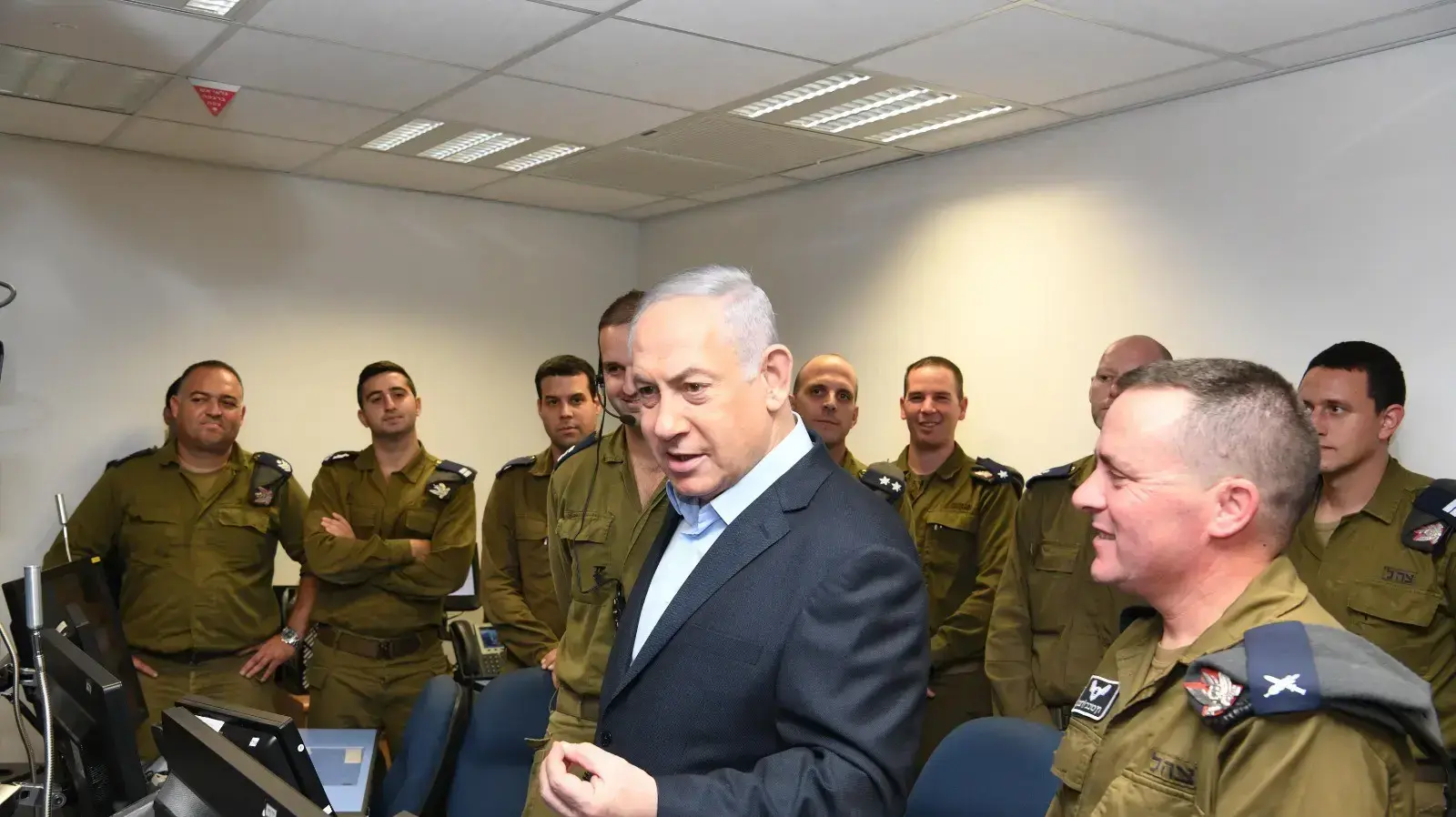 ראש הממשלה בנימין נתניהו קיים סיור ביטחוני במרכז ניהול יירוטים ובסוללת כיפת ברזל.