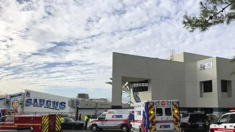 תלמידים מפונים מתיכון בעיר סנטה קלריטה, קליפורניה, 14 בנובמבר 2019 תלמידים מפונים מתיכון בעיר סנטה קלריטה, קליפורניה, 14 בנובמבר 2019