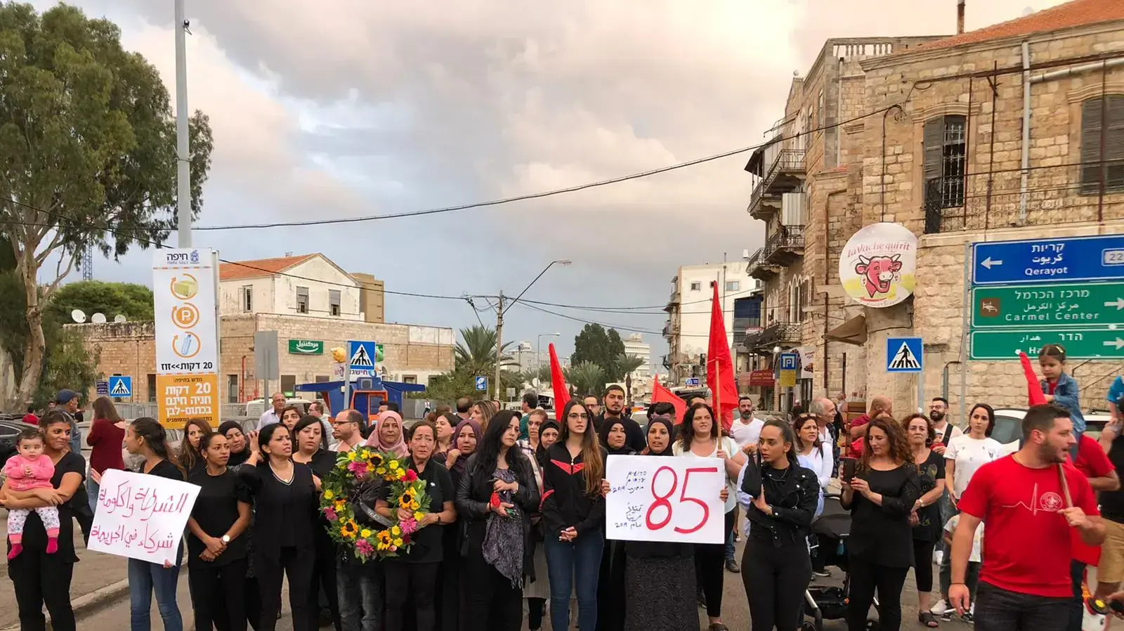 עשרות אנשים, בניהם משפחתו של מרעי שנורה למוות בחיפה, מועדים במחאה על האלימות בחברה הערבית בוואדי ניסנס. 15 בנובמבר 2019.