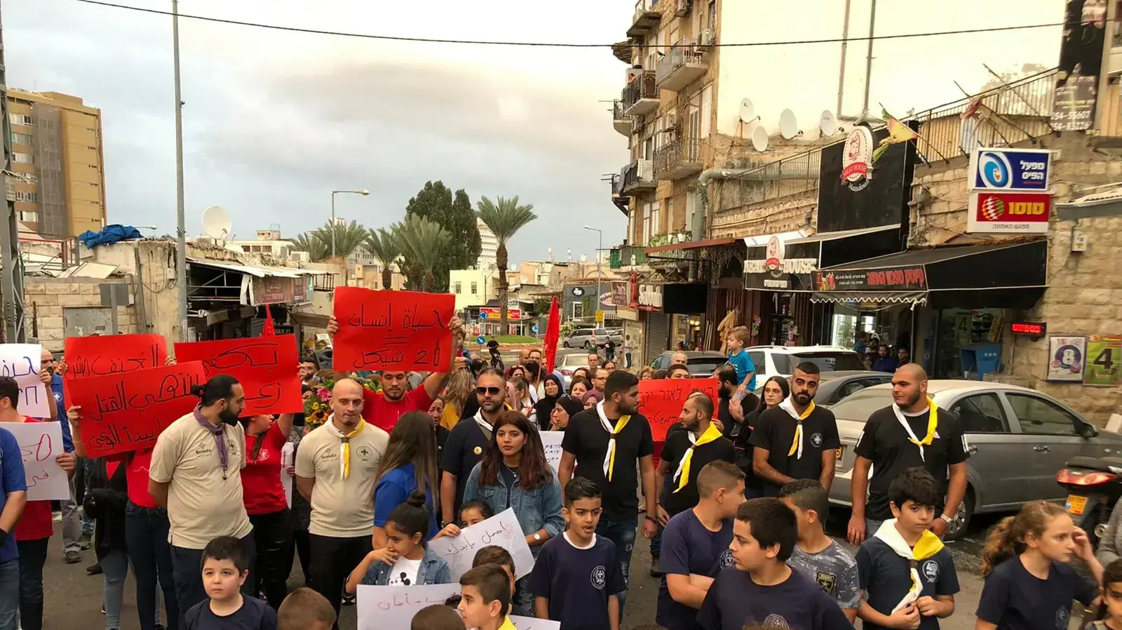 עשרות אנשים, בניהם משפחתו של מרעי שנורה למוות בחיפה, מועדים במחאה על האלימות בחברה הערבית בוואדי ניסנס. 15 בנובמבר 2019. עשרות אנשים, בניהם משפחתו של מרעי שנורה למוות בחיפה, מועדים במחאה על האלימות בחברה הערבית בוואדי ניסנס. 15 בנובמבר 2019.