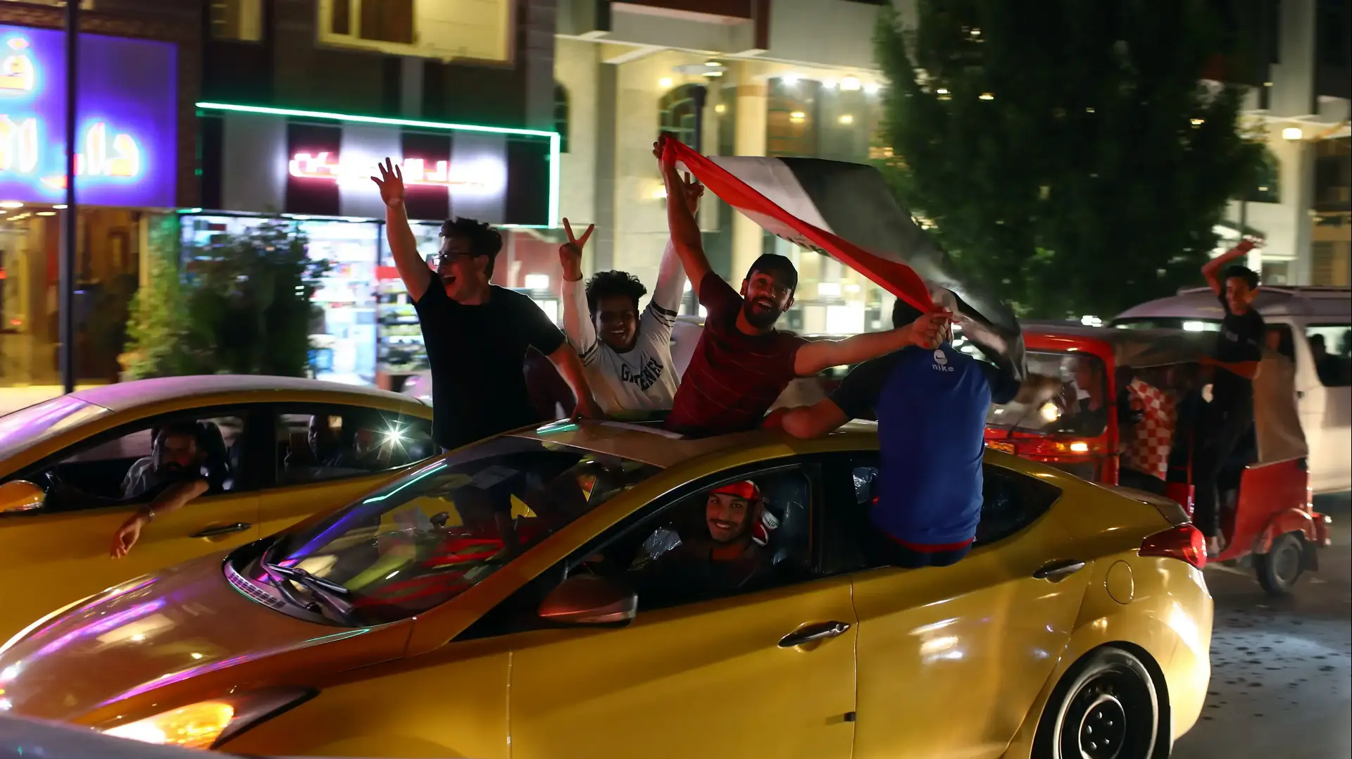 אוהדי נבחרת עיראק במשחק מול איראן במוקדמות גביע העולם. 15 בנובמבר 2019. אוהדי נבחרת עיראק במשחק מול איראן במוקדמות גביע העולם. 15 בנובמבר 2019.