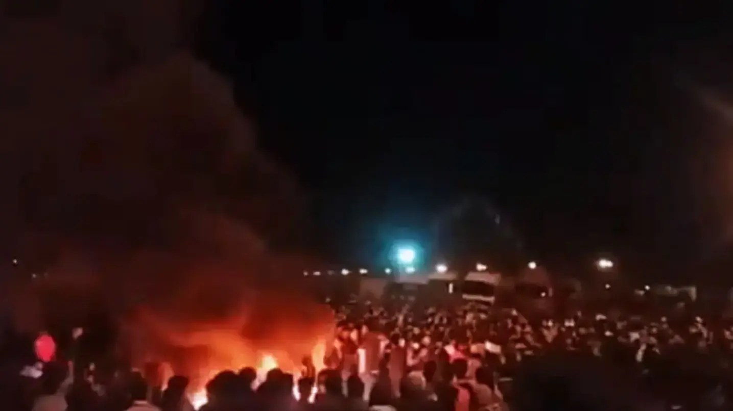 הפגנה בעיר סירג'ן, איראן, במחאה על עליית מחירי הדלק, 15 בנובמבר 2019 הפגנה בעיר סירג'ן, איראן, במחאה על עליית מחירי הדלק, 15 בנובמבר 2019