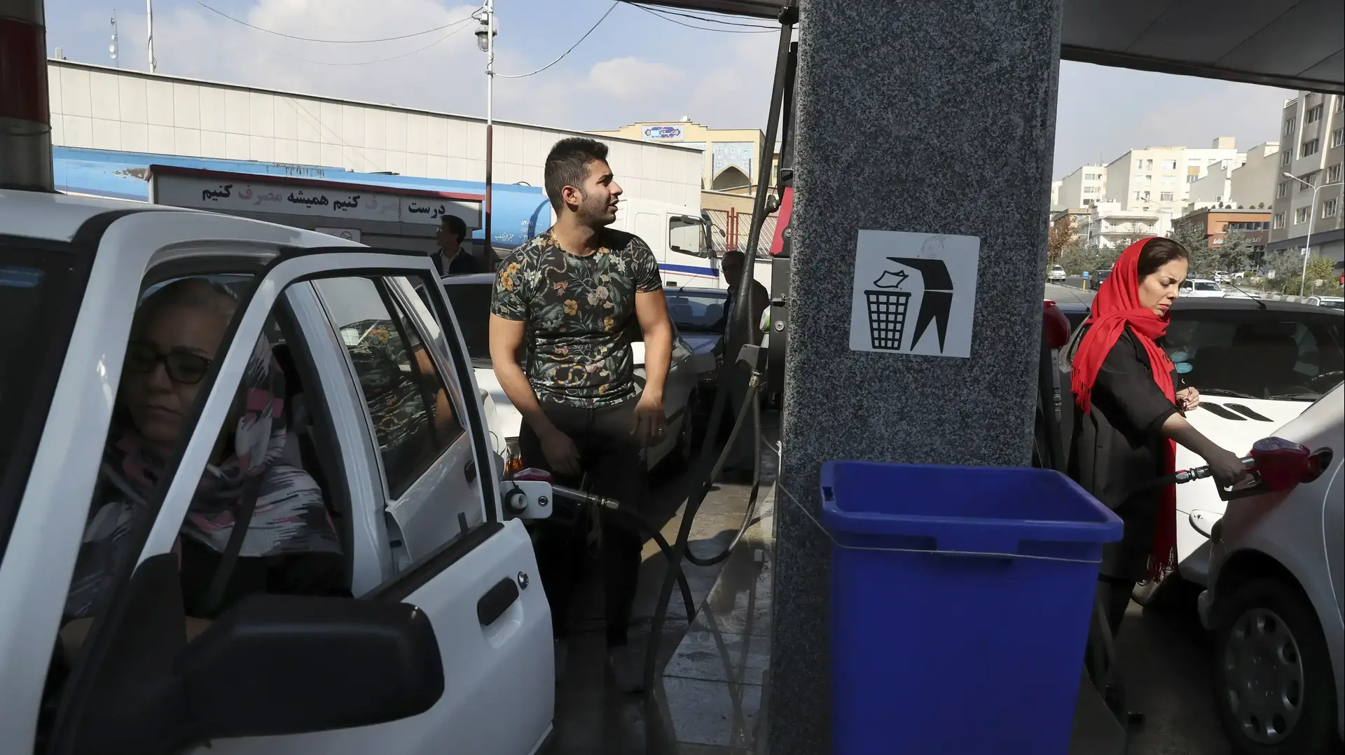 איראני מתדלק את מכוניתו לאחר העלאת המחירים, 15 בנובמבר 2019 איראני מתדלק את מכוניתו לאחר העלאת המחירים, 15 בנובמבר 2019