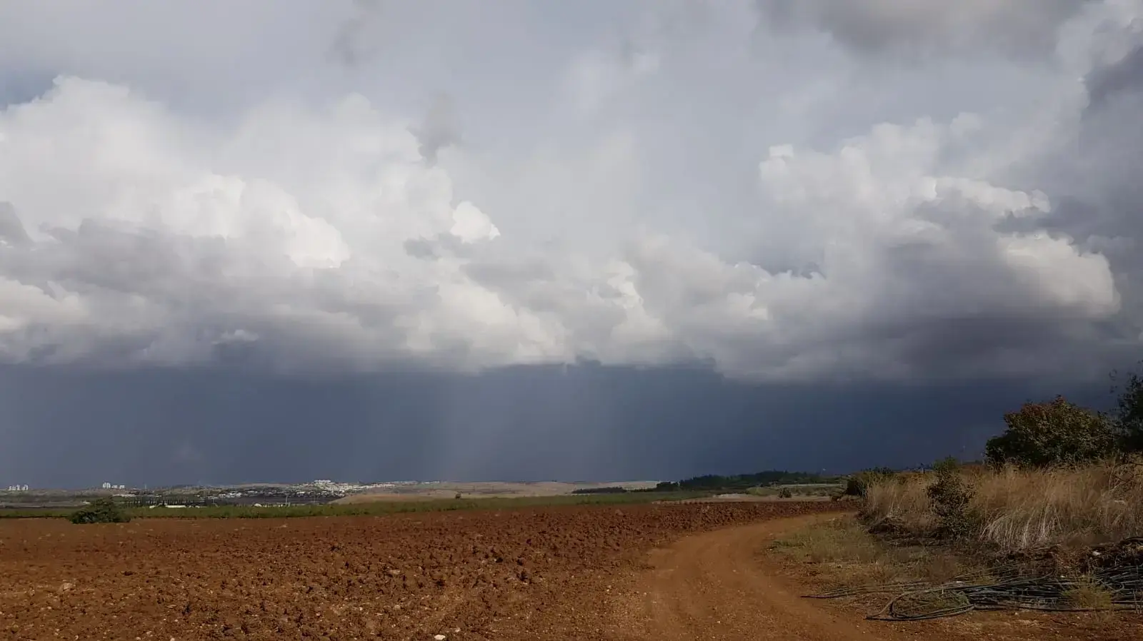 מזג אויר סוער בקיבוץ נחשון, 1 בנובמבר 2019 מזג אויר סוער בקיבוץ נחשון, 1 בנובמבר 2019