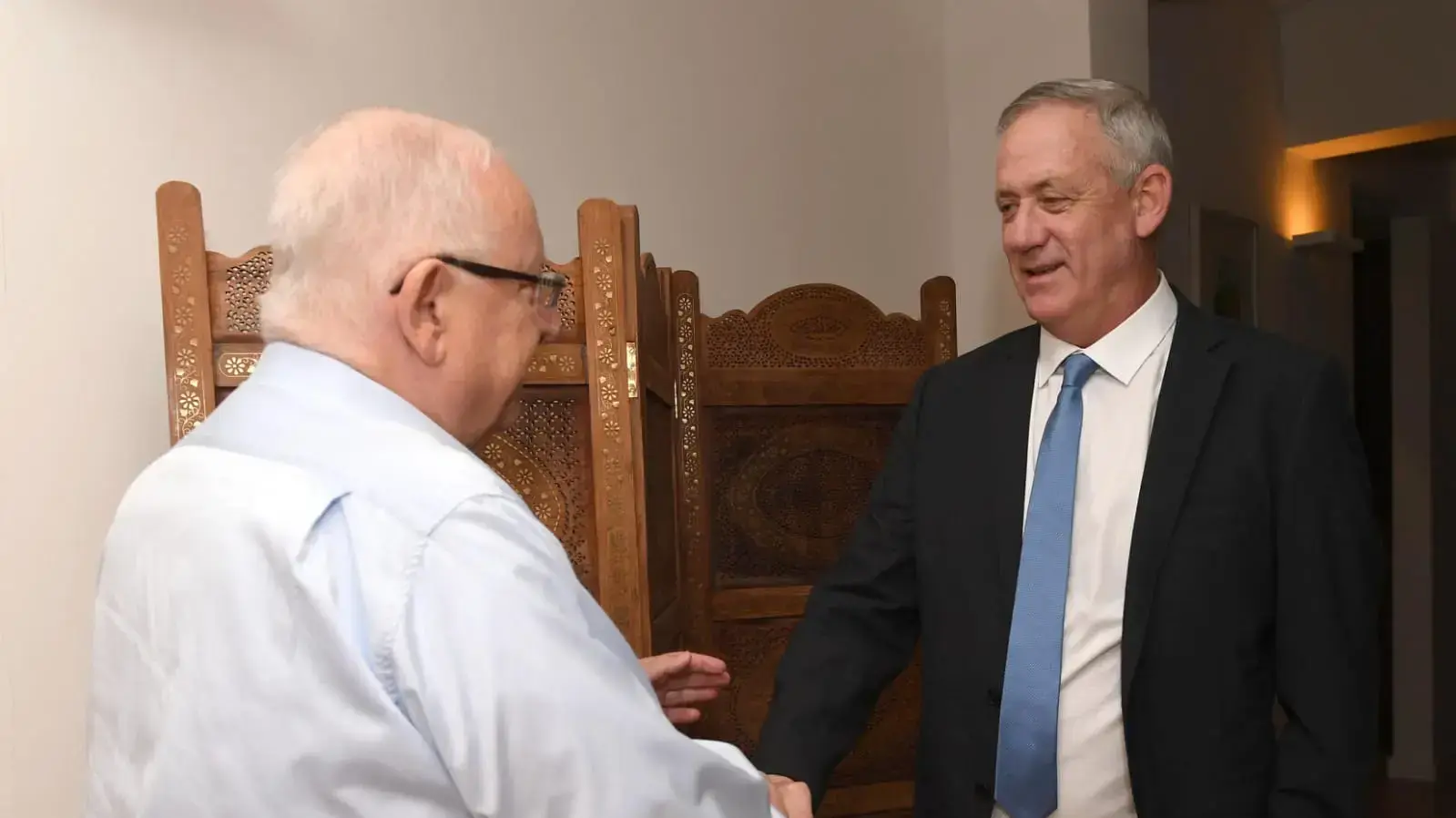 נשיא המדינה ראובן ריבלין ויו"ר כחול לבן בני גנץ בפגישה בבית הנשיא, 16 בנובמבר 2019 נשיא המדינה ראובן ריבלין ויו"ר כחול לבן בני גנץ בפגישה בבית הנשיא, 16 בנובמבר 2019