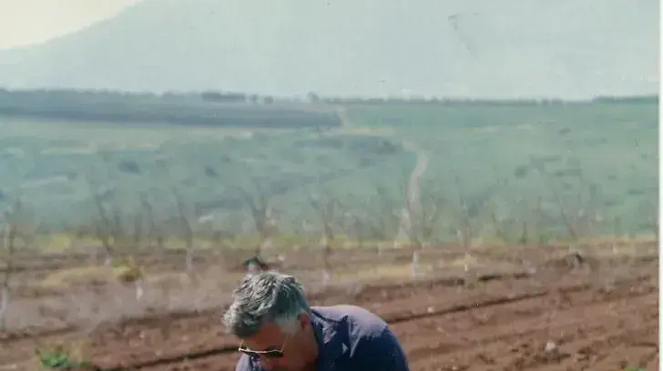 שמוליק שוורץ (מימין) הילד שברח מרכבות המוות והפך לחקלאי מוביל בגליל התחתון