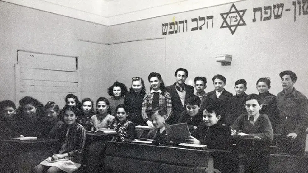 שמוליק שוורץ הילד שברח מרכבות המוות והפך לחקלאי מוביל בגליל התחתון
תלמידי כיתה ה' בבית הספר העברי בווצלאר, 1946. בשורה הראשונה, שני מימין - שמואל
שמוליק שוורץ הילד שברח מרכבות המוות והפך לחקלאי מוביל בגליל התחתון
תלמידי כיתה ה' בבית הספר העברי בווצלאר, 1946. בשורה הראשונה, שני מימין - שמואל
