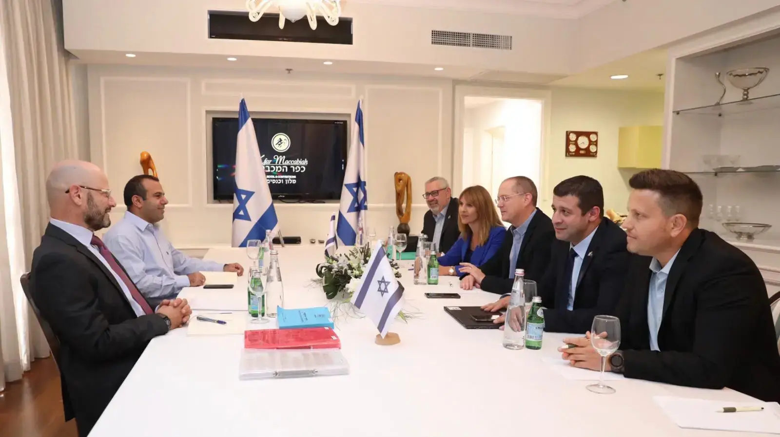 פגישת צוותי כחול לבן וישראל ביתנו. משתתפים ד״ר יורם טורבוביץ, שלום שלמה, עודד פורר, ח״כ אלכס קושניר, מנכ״לית המפלגה אינה זילברגרץ, מנהל הסיעה רומן גרביץ ועו״ד אמיר שניידר. ב-17 בנובמבר 2019 פגישת צוותי כחול לבן וישראל ביתנו. משתתפים ד״ר יורם טורבוביץ, שלום שלמה, עודד פורר, ח״כ אלכס קושניר, מנכ״לית המפלגה אינה זילברגרץ, מנהל הסיעה רומן גרביץ ועו״ד אמיר שניידר. ב-17 בנובמבר 2019