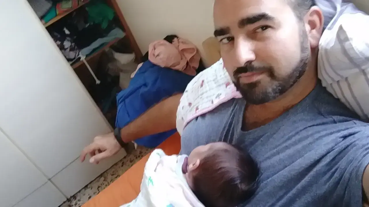 אזרח ישראלי עם בתו שטרם קיבלה תעודת זהות אזרח ישראלי עם בתו שטרם קיבלה תעודת זהות