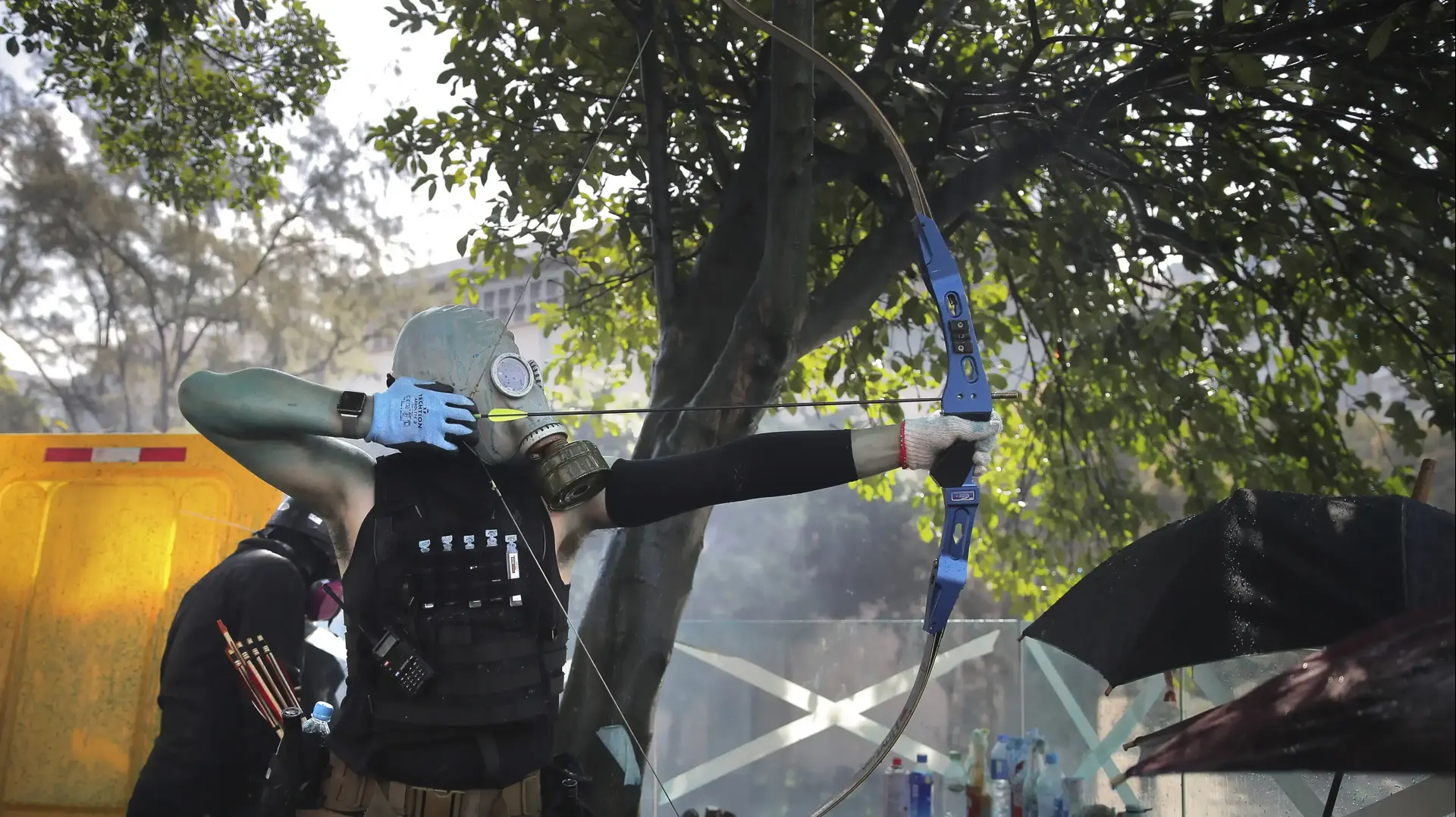מפגין יורה בחץ וקשת לעבר שוטרים במהלך ההפגנות בהונג קונג - ה-17 לנובמבר 2019