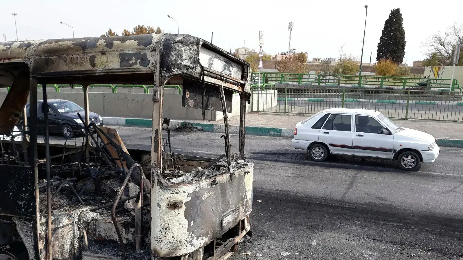 אוטובוס שרוף אחרי הפגנות, טהראן, איראן, 17 בנובמבר 2019