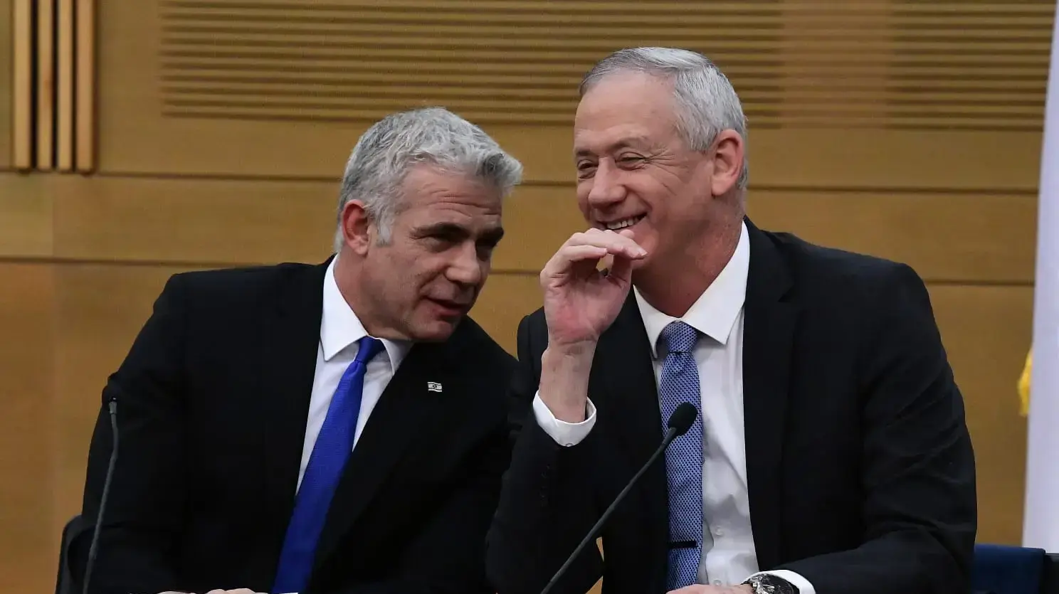 יאיר לפיד ובני גנץ בישיבת סיעת כחול לבן, 18 בנובמבר 2019 יאיר לפיד ובני גנץ בישיבת סיעת כחול לבן, 18 בנובמבר 2019