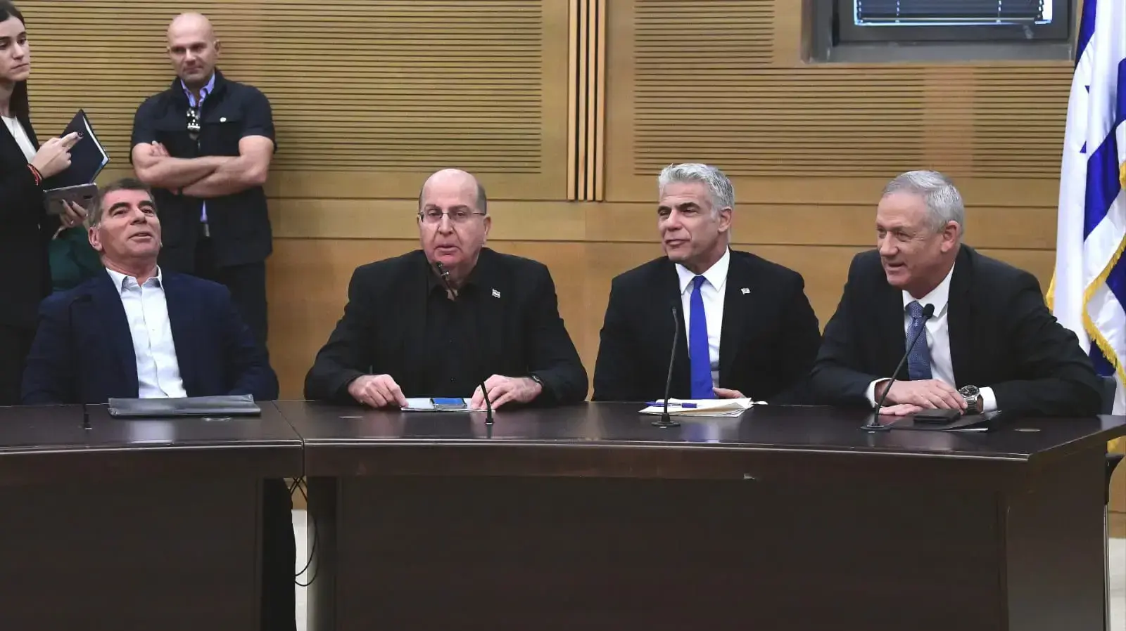 משה יעלון, גבי אשכנזי,יאיר לפיד ובני גנץ בישיבת סיעת כחול לבן, 18 בנובמבר 2019 משה יעלון, גבי אשכנזי,יאיר לפיד ובני גנץ בישיבת סיעת כחול לבן, 18 בנובמבר 2019