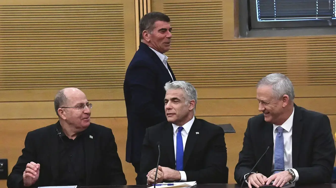 משה יעלון, גבי אשכנזי,יאיר לפיד ובני גנץ בישיבת סיעת כחול לבן, 18 בנובמבר 2019 משה יעלון, גבי אשכנזי,יאיר לפיד ובני גנץ בישיבת סיעת כחול לבן, 18 בנובמבר 2019