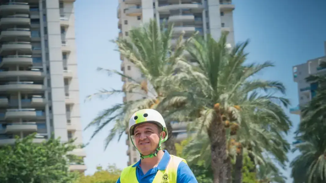 כרמל שאמה הכהן ראש עיריית רמת גן על קורקינט חשמלי כרמל שאמה הכהן ראש עיריית רמת גן על קורקינט חשמלי
