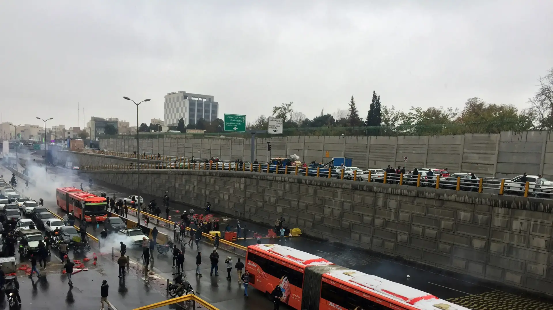 אנשים עוצרים בכביש מהיר על מנת לצפות במחאה כנגד עליית מחירי הדלק בטהראן, איראן, 16 בנובמבר 2019. אנשים עוצרים בכביש מהיר על מנת לצפות במחאה כנגד עליית מחירי הדלק בטהראן, איראן, 16 בנובמבר 2019.
