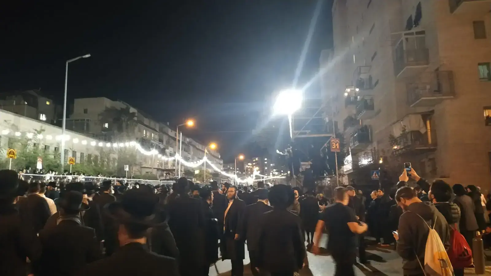 אלפי חסידי סאטמר מציפים את רחובות ירושלים בדרכם לאירוע החסידות 19 בנובמבר 2019
אלפי חסידי סאטמר מציפים את רחובות ירושלים בדרכם לאירוע החסידות 19 בנובמבר 2019