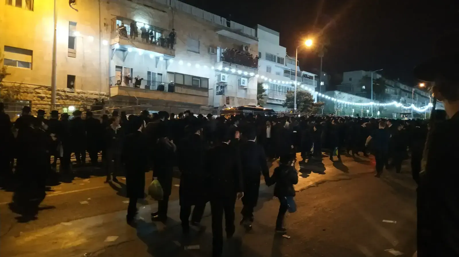 אלפי חסידי סאטמר מציפים את רחובות ירושלים בדרכם לאירוע החסידות 19 בנובמבר 2019
אלפי חסידי סאטמר מציפים את רחובות ירושלים בדרכם לאירוע החסידות 19 בנובמבר 2019