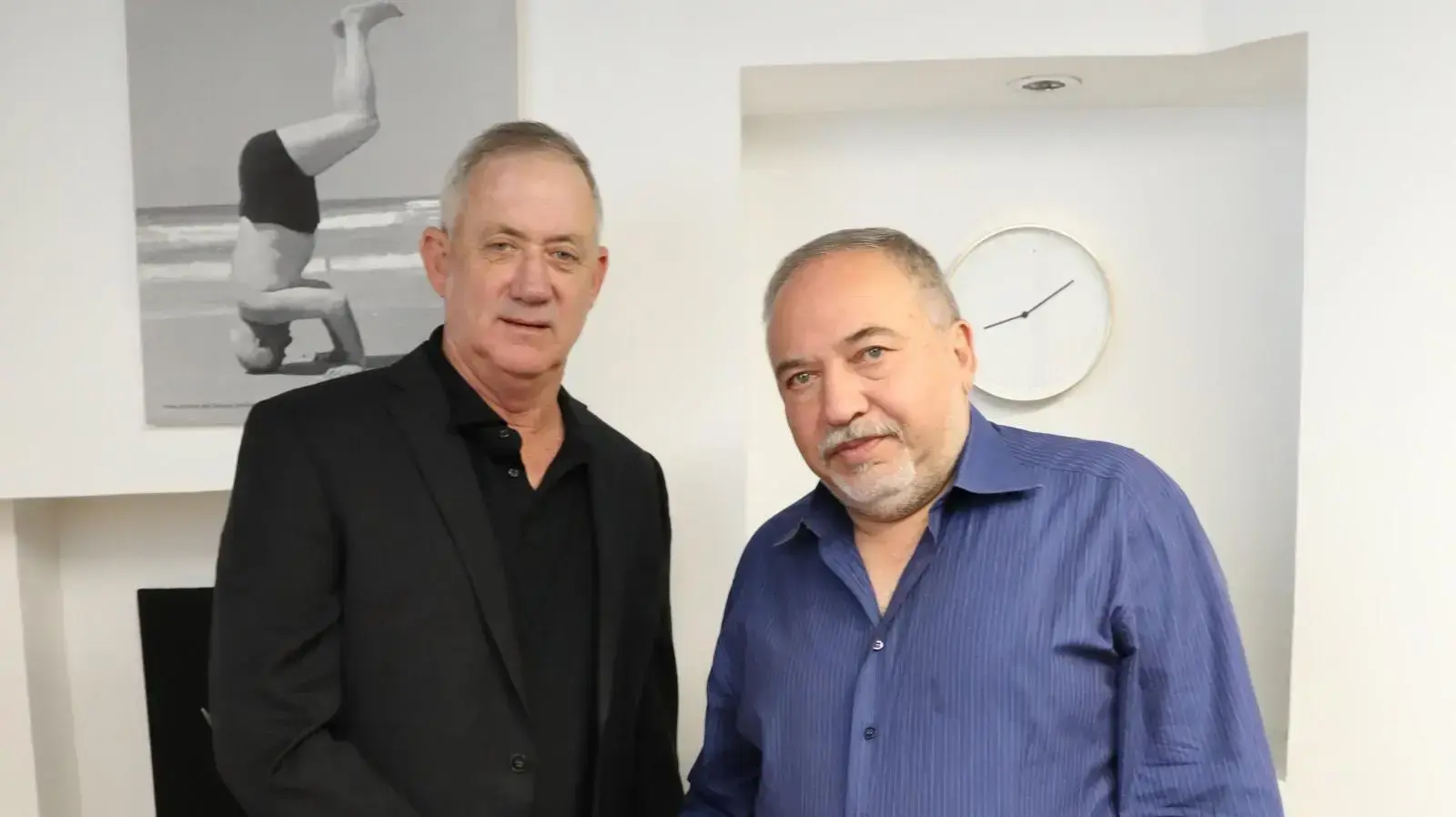 יו״ר כחול לבן, רא״ל (במיל׳) ח״כ בני גנץ ויו״ר ישראל ביתנו, ח״כ אביגדור ליברמן במהלך פגישתם במטה מפלגת כחול לבן בתל אביב 19 בנובמבר 2019
יו״ר כחול לבן, רא״ל (במיל׳) ח״כ בני גנץ ויו״ר ישראל ביתנו, ח״כ אביגדור ליברמן במהלך פגישתם במטה מפלגת כחול לבן בתל אביב 19 בנובמבר 2019