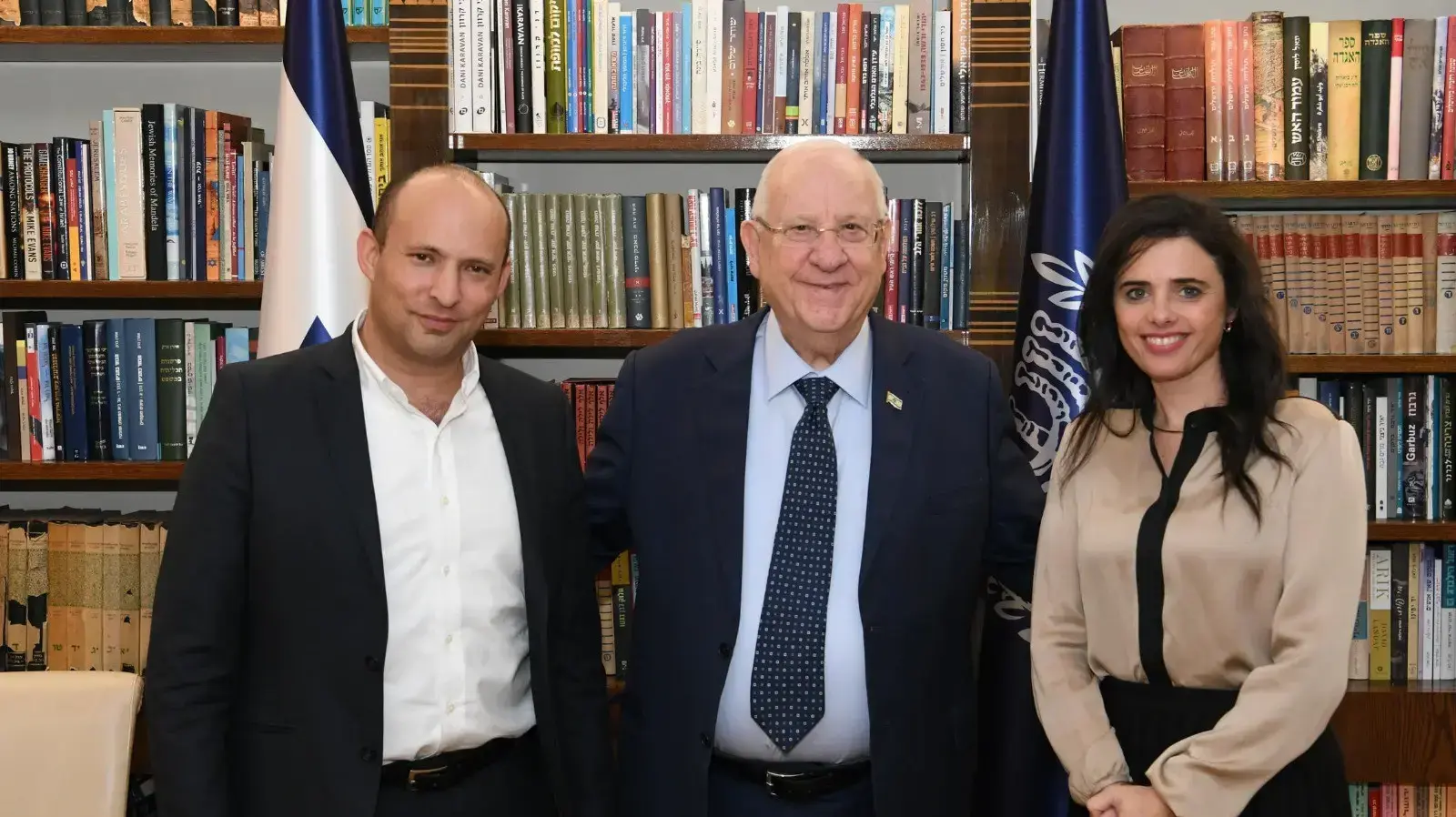 נשיא המדינה ראובן (רובי) ריבלין עם השר נפתלי בנט וח"כ איילת שקד פגישתם בבית הנשיא.19 בנובמבר 2019 נשיא המדינה ראובן (רובי) ריבלין עם השר נפתלי בנט וח"כ איילת שקד פגישתם בבית הנשיא.19 בנובמבר 2019