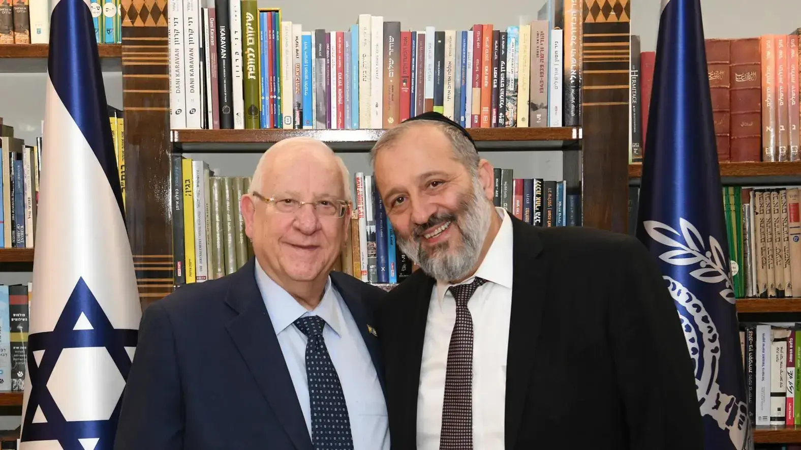 נשיא המדינה ראובן (רובי) ריבלין עם השר אריה דרעי בפתח פגישתם בבית הנשיא 20 בספטבמר 2019 נשיא המדינה ראובן (רובי) ריבלין עם השר אריה דרעי בפתח פגישתם בבית הנשיא 20 בספטבמר 2019